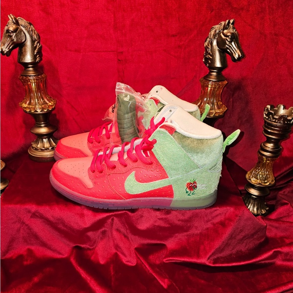 BRAND NEW NIKE DUNK HIGH “STRAWBERRY COUGH”